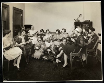 Groep jonge blinde vrouwen die ukeleles spelen bij de New York Association for the Blind, 111 East 59th Street, New York, 1926 door Byron Company